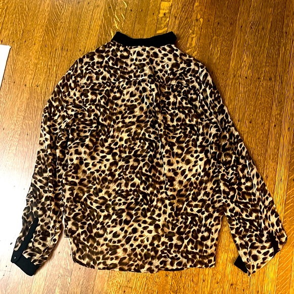 Semi-sheer leopard print blouse with collar - Picture 5 of 5